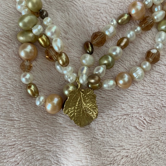 Natural pearl and Swarovski crystal triple strand necklace with gold leaf - Picture 4 of 10